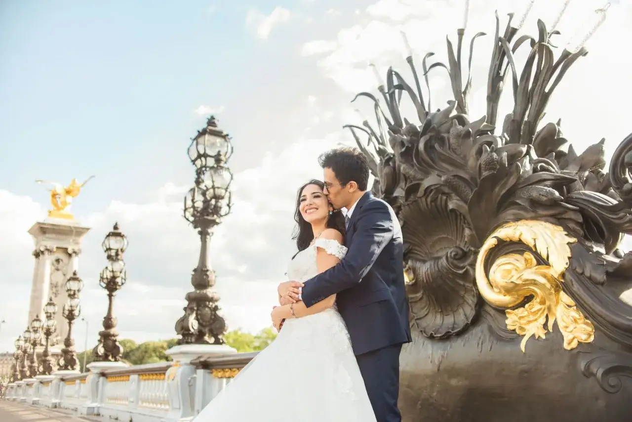 Un couple heureux sur un pont parisien. Un guide pour comment choisir son photographe de mariage.