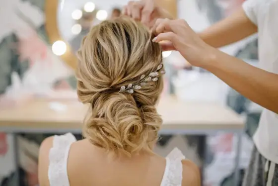 Cheveux détachés pour un mariage - styles et conseils