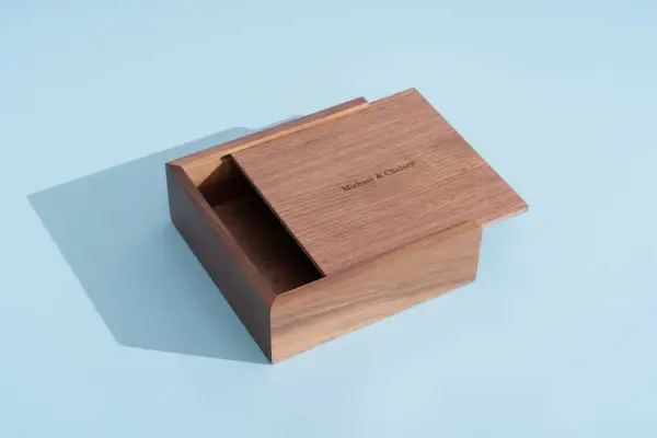Boîte en bois ouverte avec inscription "Michael & Chelsey" sur le couvercle.