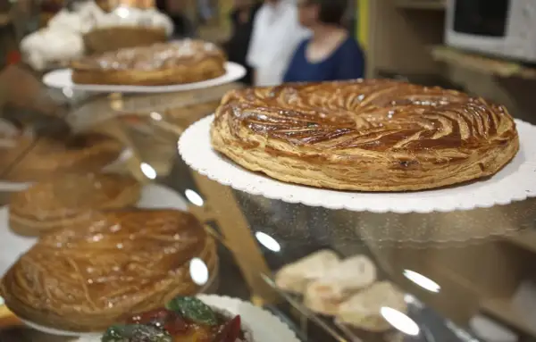 Galettes des Rois dorées, parfaites pour célébrer qu'est ce que l'épiphanie. Des pâtisseries feuilletées invitent à la dégustation.