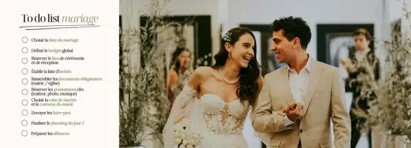 Un couple souriant, une mariée en robe blanche et un marié en costume beige, planifiant leur mariage sur une liste de tâches.