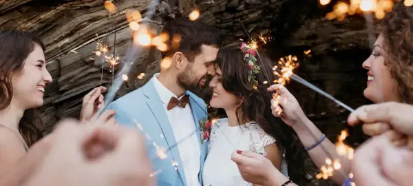 Un couple s'embrasse tendrement, entouré de feux de Bengale. Une **cérémonie laïque originale** pleine de joie et d'amour.