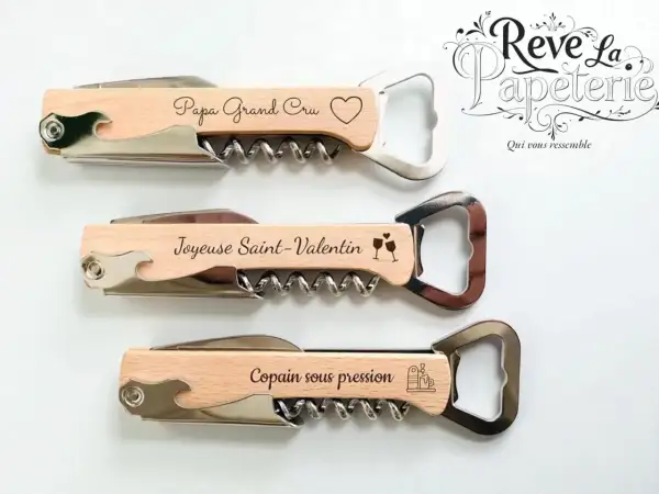 Trois décapsuleurs en bois gravés : "Papa Grand Cru", "Joyeuse Saint-Valentin", "Copain sous pression". Parfaits comme cadeau de mariage.