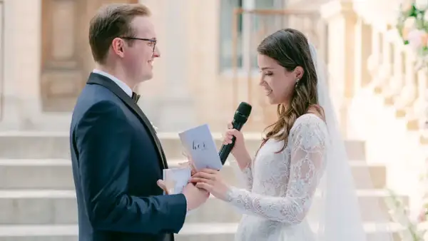 La mariée lit son discours de mariage à son frère, un moment émouvant.