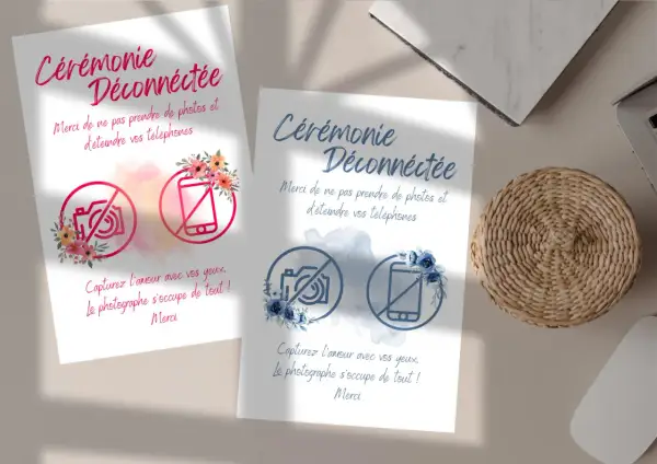 Deux affiches "Cérémonie Déconnectée" demandent de ne pas prendre de photos et d'éteindre les téléphones. Elles invitent à profiter de l'instant présent.