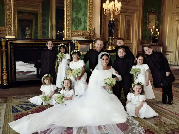 Le couple royal Harry et Meghan, entouré d'enfants d'honneur, pose pour une photo de famille lors de leur mariage.