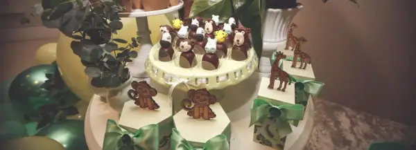 Délicieux bonbons animaux pour une animation baptême sur le thème de la jungle. Singes, zèbres et girafes en chocolat.