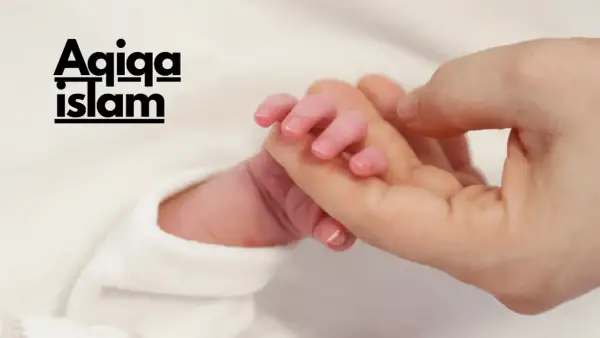 Main d'un nouveau-né tenant un doigt adulte. Le texte "Aqiqah Islam" est superposé, évoquant la tradition du mouton naissance islam.